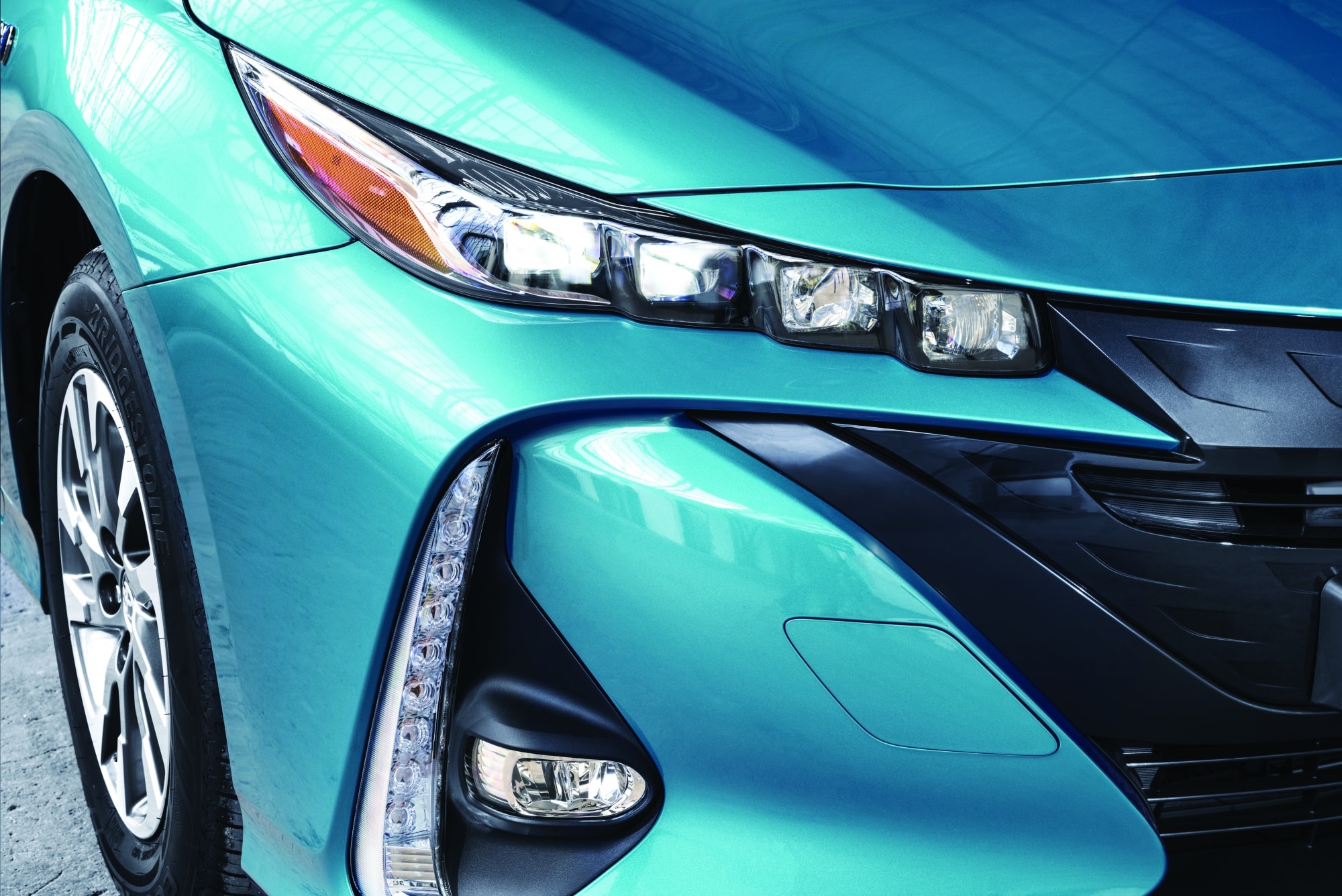 2016_prius_plugin_aqua_det_01